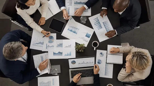 Executives reviewing a financial S&OP plan focused on margin, cash, and risk.