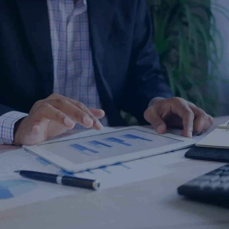 Manager calculando KPIs del proceso S&OP Manager calculando KPIs del proceso S&OP