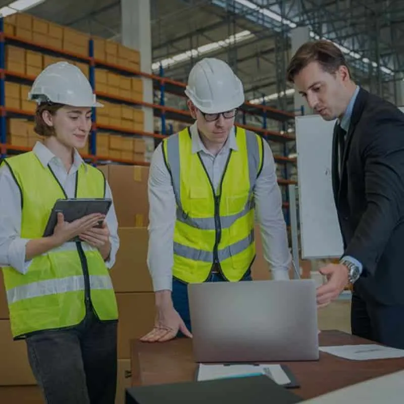 Directivos revisando la Optimización de Inventario Multinivel (MEIO) con un trabajador. Directivos revisando la Optimización de Inventario Multinivel (MEIO) con un trabajador.